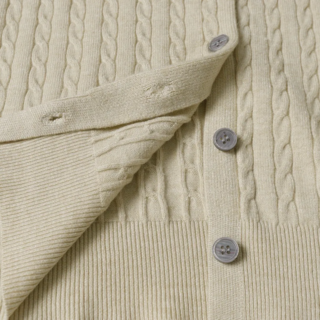 P166 Style No.: 602 -Ralph Lauren RL cardigan with classic war horse logo embroidery on the chest, long-sleeved sweater sweater jacket -The item is made of custom-dyed and custom-spun yarn, purchased from the original version. A full set of customized accessories. Details determine success or failure. Heavy new autumn and winter style. The weight of the item is as high as 800 grams. It is soft and delicate and does not tie the body. The upper body effect is very nice. Loose fit. Women's style. -Color: black, off-white, milk tea, light gray, dark gray. Navy blue red khaki red - Size: S / M / L S size 80-100 catties M size 100-120 catties Large size 120-135 catties